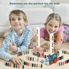 Blokuje dzieci Domino Train Toys Automatyczne układanie samochodu elektrycznego kolorowe domino zestaw zestawów cegieł gier edukacyjny Dzieci DIY 230907