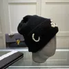 Cappelli Sciarpe Set Berretti con teschio Cappello stilista italiano autunno e inverno nuovo cappello di lana morbido e confortevole cappello a maglia elastico migliore rete rosso consigliato