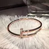 Pulsera de uñas Brazalete de oro para mujeres Hombres Brazaletes de acero inoxidable Clavos abiertos en las manos Regalos de Navidad para niñas Accesorios al por mayor