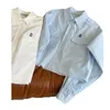 レディースブラウスシャツデザイナーダブルポケットデザインの刺繍された小さな短いシャツの正しいバージョン初秋、新しいゆるくて汎用性のある長袖