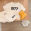 Conjuntos de roupas de verão meninas impressão digital shortsleeved t shorts conjunto de duas peças roupas de bebê roupas de bebê crianças boutique roupas atacado 230906