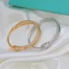 Projektant mody Bangle Designer Knot Bransoletka luksusowy Wspaniały akcesoria do piłki cyrkon błyszczące wykwintne prezenty dziewczyny miedziane materiały 230906