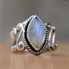 Bagues de cluster Mode Creative Modèle Argent Couleur Bague Rétro Incrusté Moonstone Femme Fête De Vacances Élégant Bijoux Cadeau