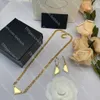 Set di gioielli da donna di lusso Collana di design Orecchini classici a triangolo Orecchini in argento dorato Regalo di Natale per signora