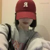 dhgate designer chapeau r Lettre Baseball Chapeau Femme Capote Grande Tête Entourant Le Visage Petite Langue De Canard Polyvalent À Large Bord Vin Rouge OOE3