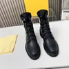 23 Notícias Botas de tornozelo de designer Botas femininas coloridas cabeça redonda sola grossa aumento elástico martin botas rendas sapatos abertura ajustável botas de motocicleta