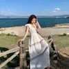 カジュアルドレス2023夏の女性の海辺リゾート部族のエスニックスタイルのサスペンダードレススリムなウエストとノースリーブの長いスカート