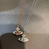 Collar de cadena de clavícula Saturno pequeño con diamantes completos y redondos de la emperatriz viuda Vivienne de versión alta