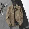 Novo Jacquard Letter Stand Collar Jacket Men 2023 Spring e Autumn Light Luxury Borderyer Small Bee Slim Plaid Coat