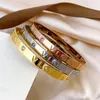 Högkvalitativ designer Bangle Armband unisex Letter Cuff Luxury Wrist Jewelry 18K Guldpläterad rostfritt stål präglad stämpel armband kopt med diamant