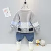 Kledingsets Baru Musim Semi Fashion Gugur Anak anak Laki laki Perempuan Anak Tambal Sulam Mantel Senyum T-shirt Celana Jeans 3 BH Set Pakaian Bayi Olahraga 230907