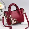 Bolsa de ombro para mulheres vendas de fábrica 8 bolsa de bordado de flores elegantes diariamente bolsa de couro de cor sólida deste ano bolsas de tecido 0626#