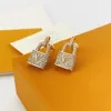 잠금 Full Diamond Bore Charm Letter v Earrings Titanium Steel Designer for Women Stud Luxury Jewlery Love Hoop Gifts 여자 Go305s