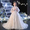 Ballkleid für Mädchen mit Spitze, Festzugskleider, luxuriöse arabische Blumenmädchenkleider, Vintage-Kinderkleider, schöne lange Schleppe, lange Ärmel, glänzende Blumenmädchen-Hochzeit