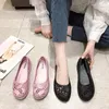 Sandaler sommarkvinnor ihåliga ut plattkvinnlig plast gelé strand kvinnors andningsbara avslappnade skor