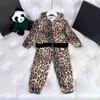 Roupas de bebê crianças fatos de treino outono ternos para menina tamanho 90-150 cm 2pcs moda leopardo impressão jaqueta com capuz e calças casuais set01