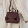 Designer francese Mezzaluna Borsa Parigi Borsa a tracolla in pelle di vitello liscia testurizzata pieno fiore Borsa da ascella da donna Borsa a tracolla Hobo Borsa a spalla mini color cammello cognac