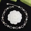 Classique Argent Fleur Chaîne Sautoirs Collier De Luxe Designer Double Lettre Bracelet Ont Timbre En Laiton Matériel Pour Les Femmes De Mariage Pa180k