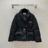 2023 Designer de luxe Down New Parkas Silicone Triangle Emblème Badge Poitrine Taille Slim avec Deux Boutons Manteau En Coton À Manches Longues