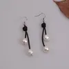 Boucles d'oreilles pendantes en perles d'eau douce véritables pour femmes, boucles d'oreilles pendantes blanches, bijoux en cuir noir, anniversaire, fiançailles