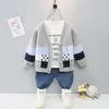 Kledingsets Baru Musim Semi Fashion Gugur Anak anak Laki laki Perempuan Anak Tambal Sulam Mantel Senyum T-shirt Celana Jeans 3 BH Set Pakaian Bayi Olahraga 230907