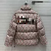 Milan Runway Down Parkas 2023 Invierno Solapa Cuello Manga larga Paneles Abrigos de mujer Diseñador Marca Mismo estilo Ropa exterior Decoraciones P Letra