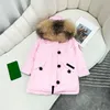 Manteau pour enfants Vêtements de créateurs pour bébés Manteaux en duvet Veste Enfant Vêtir avec badge à capuche épais vêtements d'extérieur chauds Fille Garçon Classique Parkas Col de fourrure de loup Veste d'hiver Style Rose Bleu