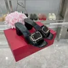 Sandales de haute qualité pantoufles à fond plat designer talons épais rétro boucles en métal coupe peu profonde pièce polyvalente à porter des chaussures habillées