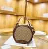 Luxury Designer Bag Fashion Bear Badge Round Cake Bag Versatile One Shoulder Crossbody Bag Personlig trend liten rund väska