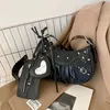 Nouveau sac à bandoulière plissé en forme de croissant de lune pour femmes, sac de locomotive à rivets, 70% de réduction sur les liquidations de sortie