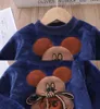 Kläder sätter baby pojke flicka kläder pyjamas set tjock flanell fleece småbarn barn varm catoon björn sömnkläder barn hem kostym höstvinter 230908