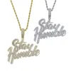 Charms Iced Out Bling Cursive Lettera Stay Humble Collana con pendente Placcato in oro Completo CZ Zircone Fascino Uomo Moda Gioielli Hiphop 230908