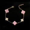 Корейская версия, нишевый дизайн, высококачественный розовый браслет с четырьмя листами клевера, слегка инкрустированный, женский темперамент, модный и изысканный браслет