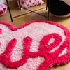 Dywany różowe miłosne pluszowe tufting karpet deKoratif Flocking Alfombra berbulu lembut cinta tikar untuk gadis kamar tidur ruang tamu deKorasi hangat 230907