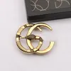 Luxury Letters Creativity Snakelike Brosch Charm Ladies Vintage Retro Styles Brooches Pins Kläder smycken Tillbehör GENTER2528