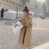 Women's Trench Coat Designer 2023 Trench Coat European och American Luxury Plaid Style Fashion Stitching Fake Two Loose Women's Mid-Längd YQ231025