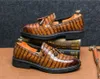 Un homme en chaussures anglaises pointues Chaussures décontractées Bottes courtes Hommes Four Seasons Chaussures en cuir brossé chocolat Commerce de loisirs chaussures habillées disponibles