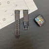 Klassisches Uhrenarmband für Apple iWatch Serie 8, 7, 6, 5, 4, 3, 2, 1 Se Ultra, Ersatzarmband, Leder, Blumen-Buchstabendruck, 38 mm, 40 mm, 41 mm, 42 mm, 44 mm, 49 mm