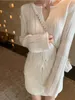 女性ホワイトセーターパールオイスターホローオープンスプリットVネックトップカットアウト女性衣類ディクソン科のセーターホワイトエレガントスタイル