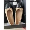 Nuevos zapatos de diseñador de lujo de París Zapatos planos de ballet negros y rosados Zapatos de marca de canal 23ss para mujer Zapatos de ballet de cuero acolchado Zapatos de mujer con punta redonda Zapatos de vestir