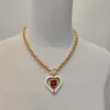 2023 Collar colgante en forma de corazón con encanto de calidad de lujo con arete de gota de color rojo y blanco en chapado en oro de 18 quilates con caja de sello PS7264j