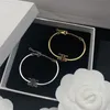 Nouveaux créateurs de mode Bracelets à la mode Bracelet cadeau de luxe Femmes Designer Bijoux Femmes Ornements Argent Chaîne en or Chaînes de fête de mariage