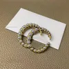 Luxuriöse Designer-Mode-Perlen-Buchstaben-Broschen für Herren und Damen im gleichen Stil, verwendet für Anzug-Pullover-Brosche-Schmuck309S