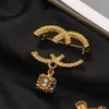 Lüks Tasarım Takı İnci Broşı Kadınlar Elmas Alfabe Kakma Pin Broş Moda Çift Giyim Aksesuarları Hediyesi 18K Gold 268c