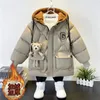 Jackor pojkar ner jacka ytterkläder ficka förtjockad bomullsbjörn solid huva 2023 vinter varm baby barnrock 4 12y 230909