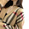 Kvinnors tröjor 2023 Höst/vinter rutig Cardigan Loose V-ringning Kvinnors tröja Fashion Sticked Cardigan Women's Contrast Color Coat