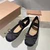 Miumi Designer Ballett Sandalen Schuhe Frauen Satin Bogen Komfort und Freizeit Loafer Flat Dance Shoe Ladies Mädchen Urlaub Stretch Mary Jane Schuhe