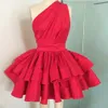 Modisches rotes Promi-Cocktailkleid. Schönes rotes One-Shoulder-Abiballkleid. Stilvolles, abgestuftes kurzes Ballkleid