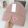 Gorros de lujo Carta Jacquard Diseñador de lana Frijol de invierno Hombres y mujeres Moda Gorro de punto Mantón Gorro de nieve A prueba de viento A prueba de viento Elástico Mujer Boina Sombrero