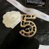 23ss Marque de luxe Lettre d'or Designer Pins Broches pour Femmes Hommes Cuivre Mode Cristal Perle Broche Plaque D'Or Pin Bijoux pour 243d